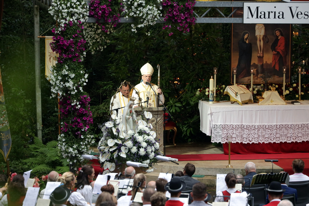 Bischof Bertram Meier beim Pontifikalamt zu Mariä Himmelfahrt in Maria Vesperbild. (Foto: Zoepf)