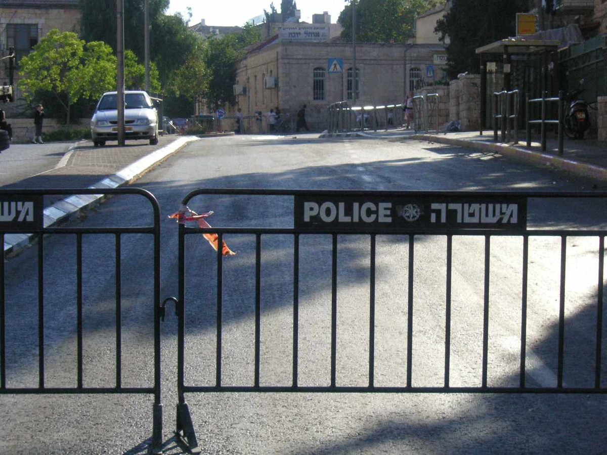 Die Durchfahrt durch religiöse Viertel Jerusalems ist am Sabbat versperrt. (Foto: Zang)
