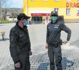 In Sebnitz kontrollieren die 24-jährige Grenzpolizistin Natalia und ihr Kollege den Grenzübergang. (Foto: Vallendar)