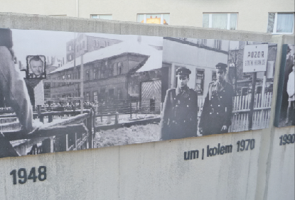 An die Abriegelung der deutsch-tschechischen Grenze im Kalten Krieg erinnert eine Fotostrecke in Bärenstein. (Foto: Vallendar)