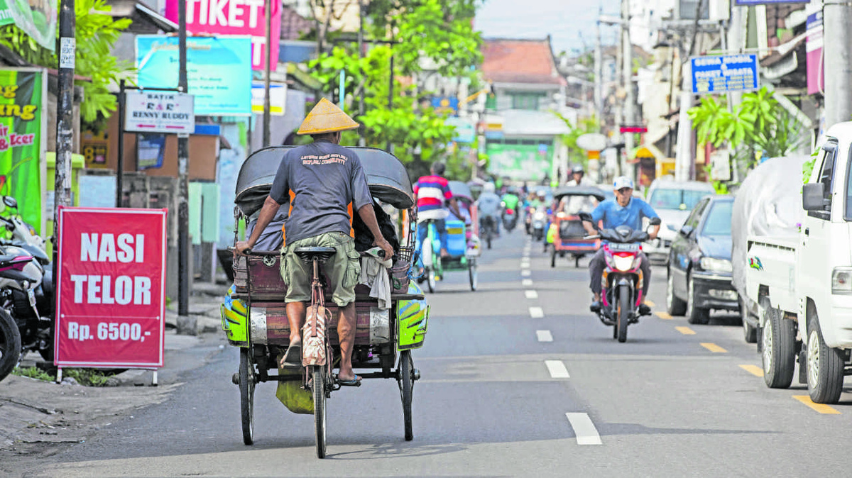 Heute stehen die Becaks in Yogyakarta in Konkurrenz zu Autos und Motorrädern. (Foto: Imago/alimdi)