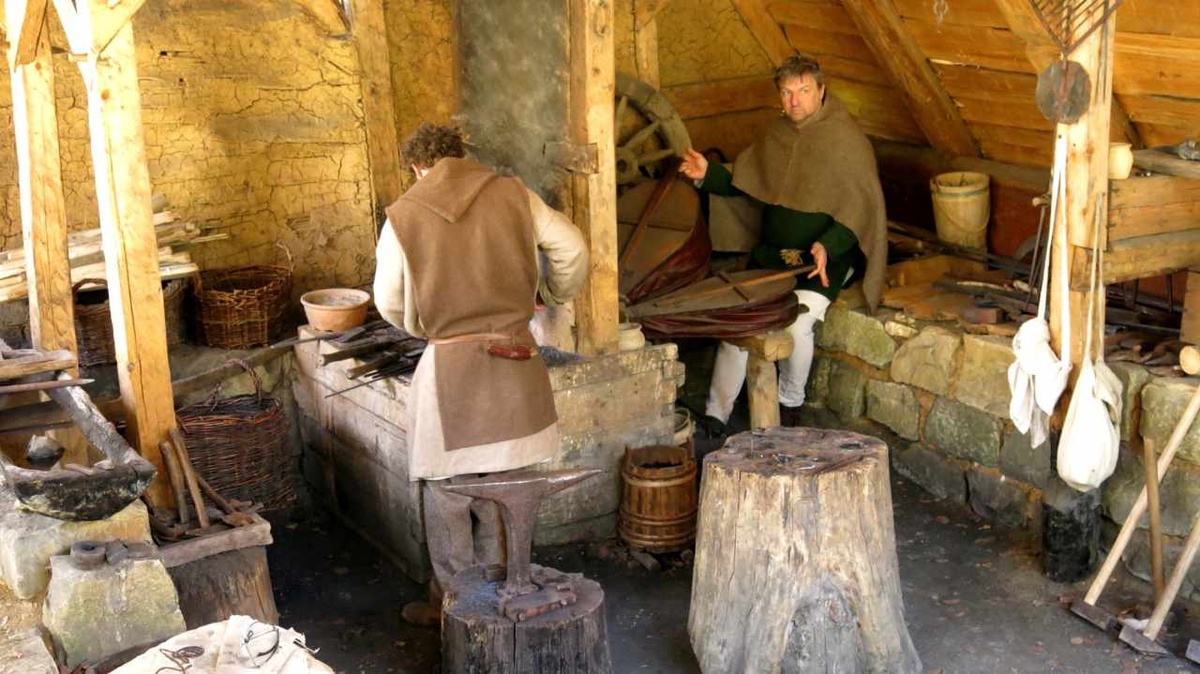 In der Eisenschmiede werden Äxte, Hämmer, Meißel und andere Werkzeuge sowie Nägel hergestellt. Die Mitarbeiter tragen historische Gewänder. (Foto: Thiede)