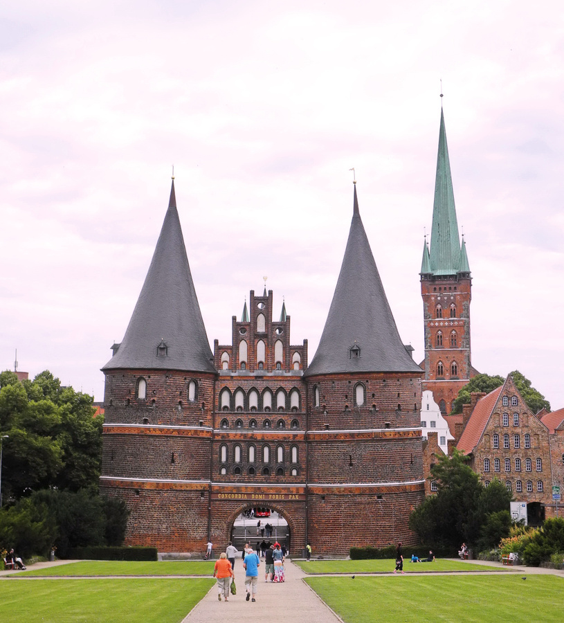 Eines der bekanntesten Bauwerke der nordischen Backsteingotik: das Lübecker Holstentor von 1478. (Foto: Wiegand)