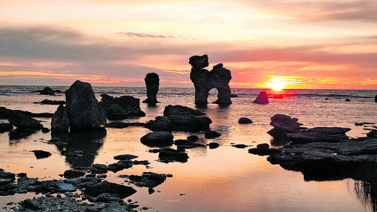 Der Sonnenuntergang taucht die Rauken an der Küste von Fårö in stimmungsvolles und fast mystisch anmutendes Licht. (Foto: Thiede)