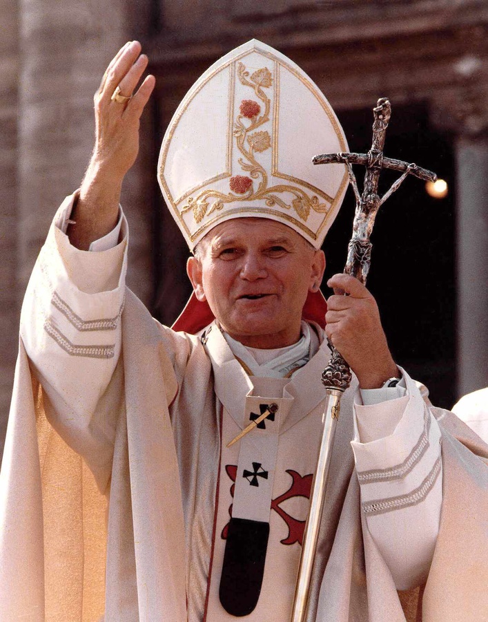 Johannes Paul II. wurde in den frühen 1980er Jahren Opfer zweier Attentate. Er überlebte beide. (Foto: KNA)