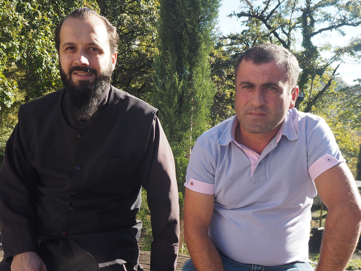 Kote Chankvetadze (rechts) musste unter den Sowjets seinen Glauben verleugnen.Umso mehr bedeutet es ihm, den Laienpriester Giorgi Feradze zu treffen. (Foto: Ludwig)