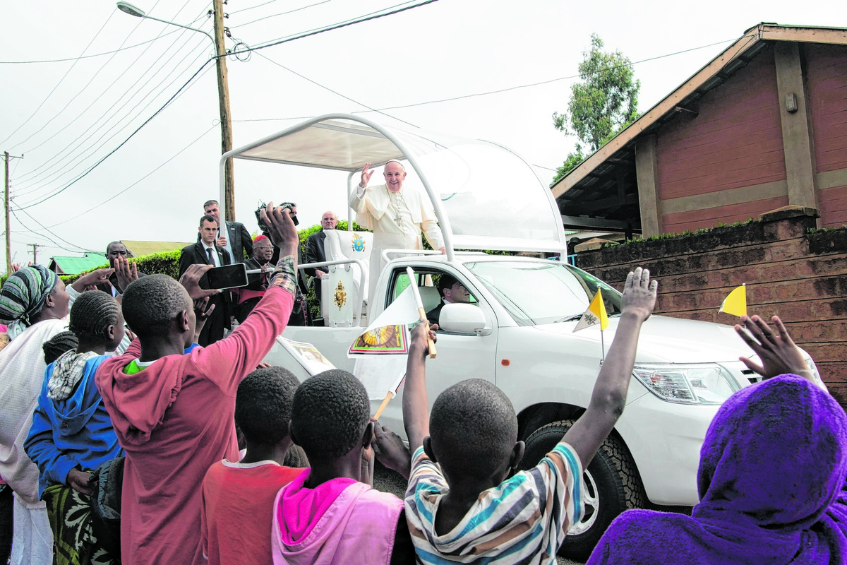 Papst Franziskus geht auf die Menschen zu: Die Bewohner eines Elendsviertels in Nairobi winken ihm zu. (Fotos: KNA)