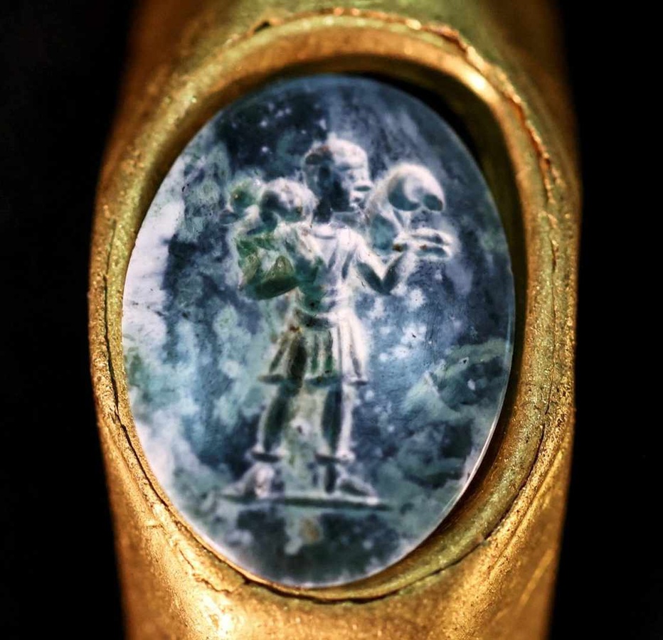 Diesen Goldring mit Darstellung des „guten Hirten“ fanden Archäologen an Bord eines gesunkenen Schiffs. (Foto: Israel Antiquities Authority)