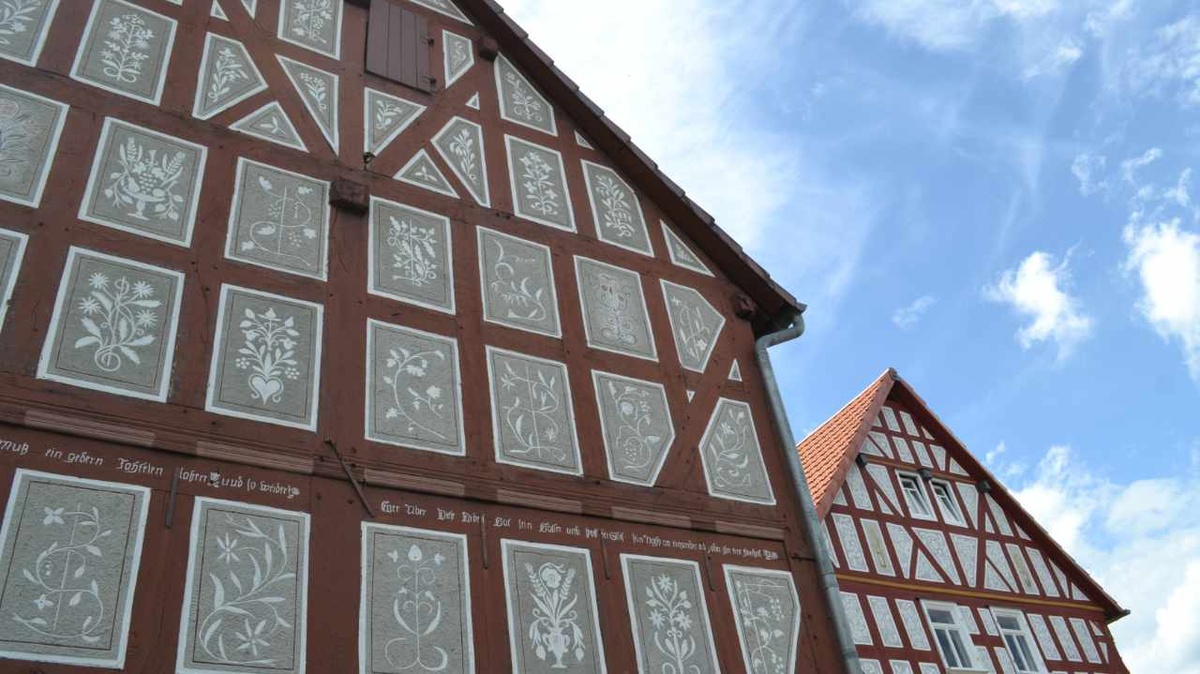 Im Dorfzentrum von Holzhausen sind noch viele Fachwerkhäuser mit Kratzputz-Arbeiten dekoriert. Florale Muster dominieren. (Foto: Traub)