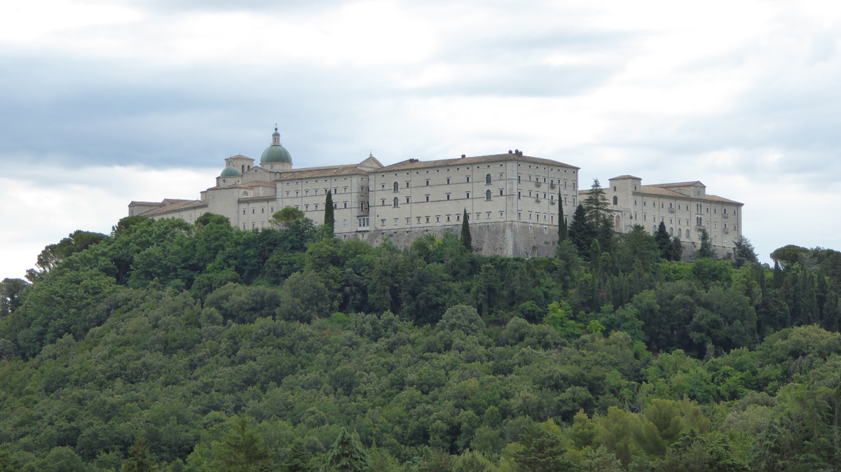 Majestätisch thront die Erzabtei Montecassino über der Stadt Cassino. Nach den Kriegszerstörungen wurde das Mutterkloster der Benediktiner originalgetreu rekonstruiert. (Foto: CC0)