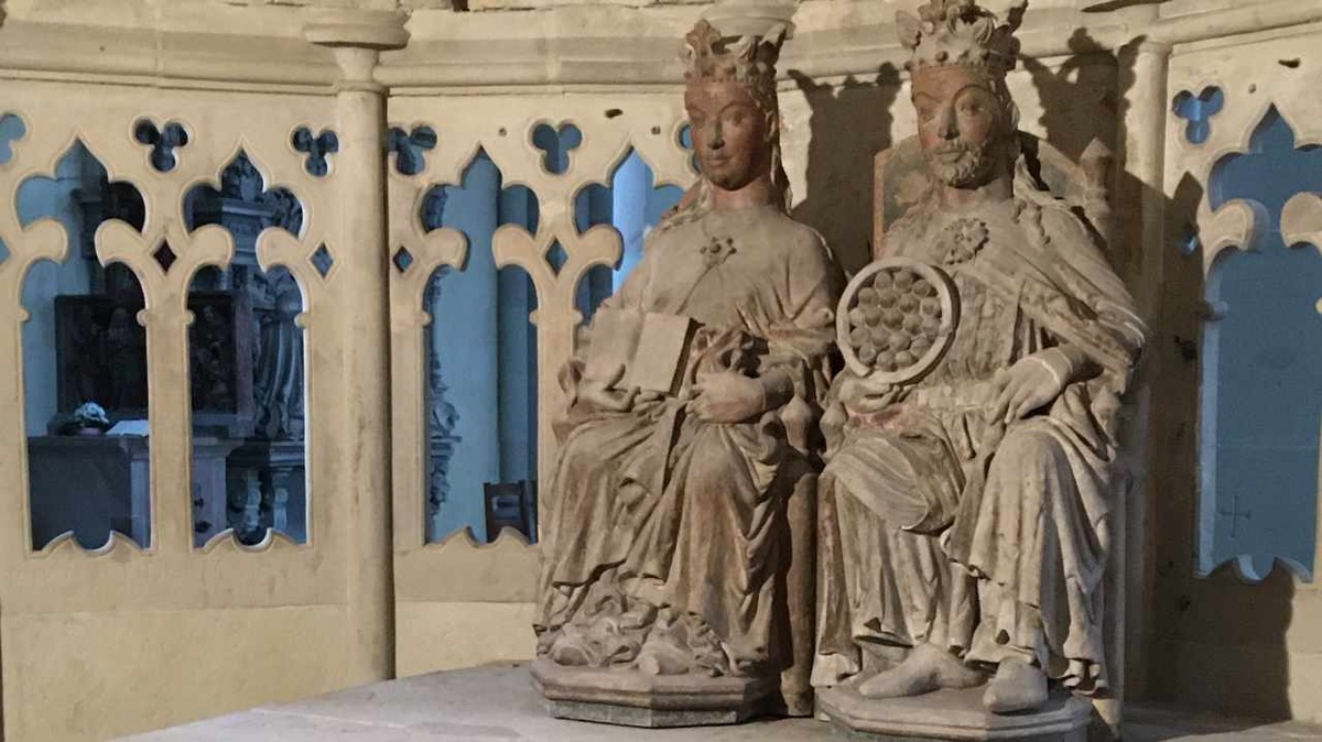 Otto I. wurde im Magdeburger Dom beigesetzt. Die gotischen Figuren eines thronenden Paares, die in dem heute evangelischen Gotteshaus zu sehen sind, werden oft als Darstellung des Kaisers und seiner ersten Frau Editha gedeutet. (Foto: Fels)