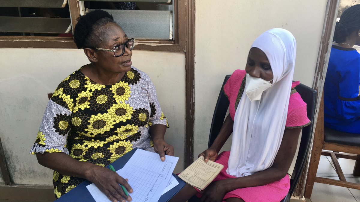 Schwester Virginia Okolo (links) im Gespräch mit Tuberkulose-Patientin Odinaka Ani. Das Annunciation-Krankenhaus gibt ihr Hoffnung auf Genesung. (Foto: Ludwig)