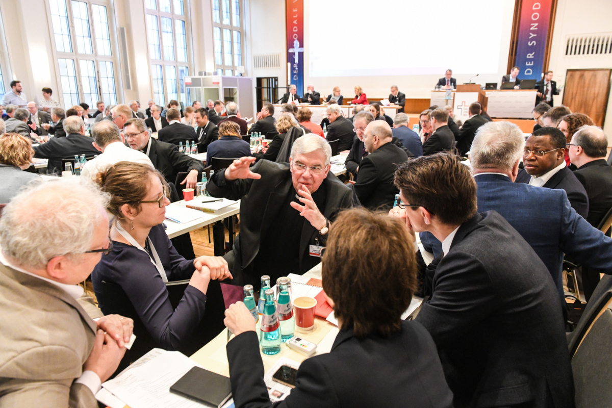Teilnehmer des Synodalen Wegs diskutieren beim Auftakt der ersten Synodalversammlung in Frankfurt. (Foto: KNA)