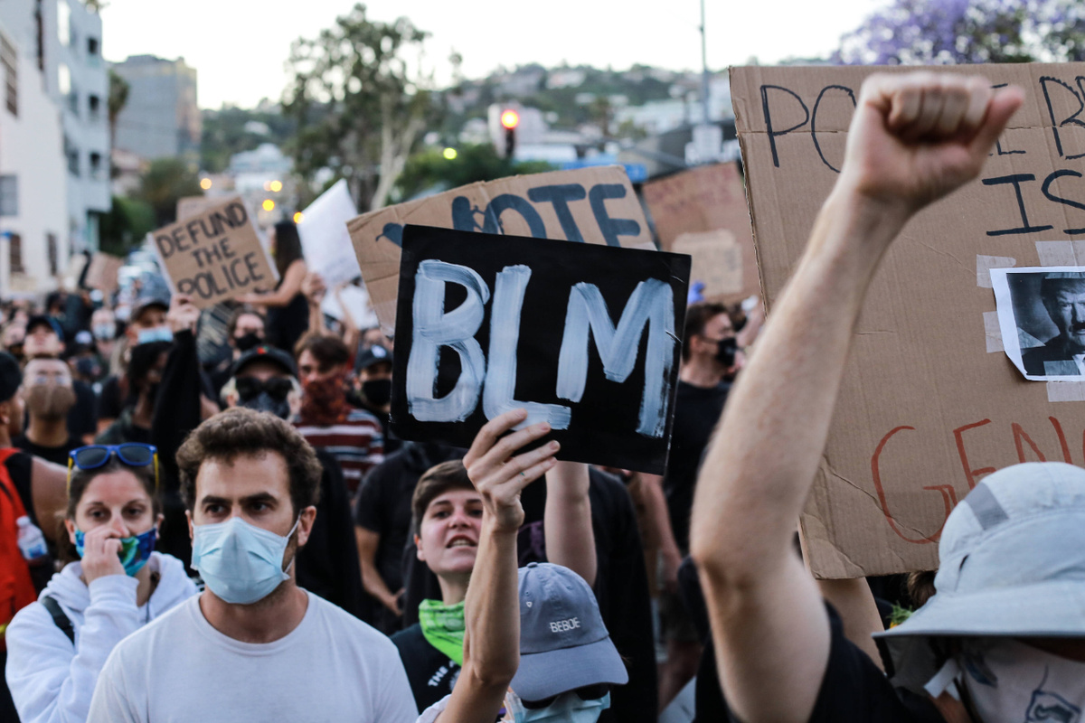 Ein Protestzug von „Black Lives Matter“ (BLM) voriges Jahr in  Los Angeles. Augenfällig ist der hohe Anteil hellhäutiger Demons­tranten. Weniger offensichtlich ist, dass manche BLM-Gruppen ihren Protest gegen Polizeigewalt antisemitisch ausgeweitet haben. (Foto: Imago/Zuma Wire)