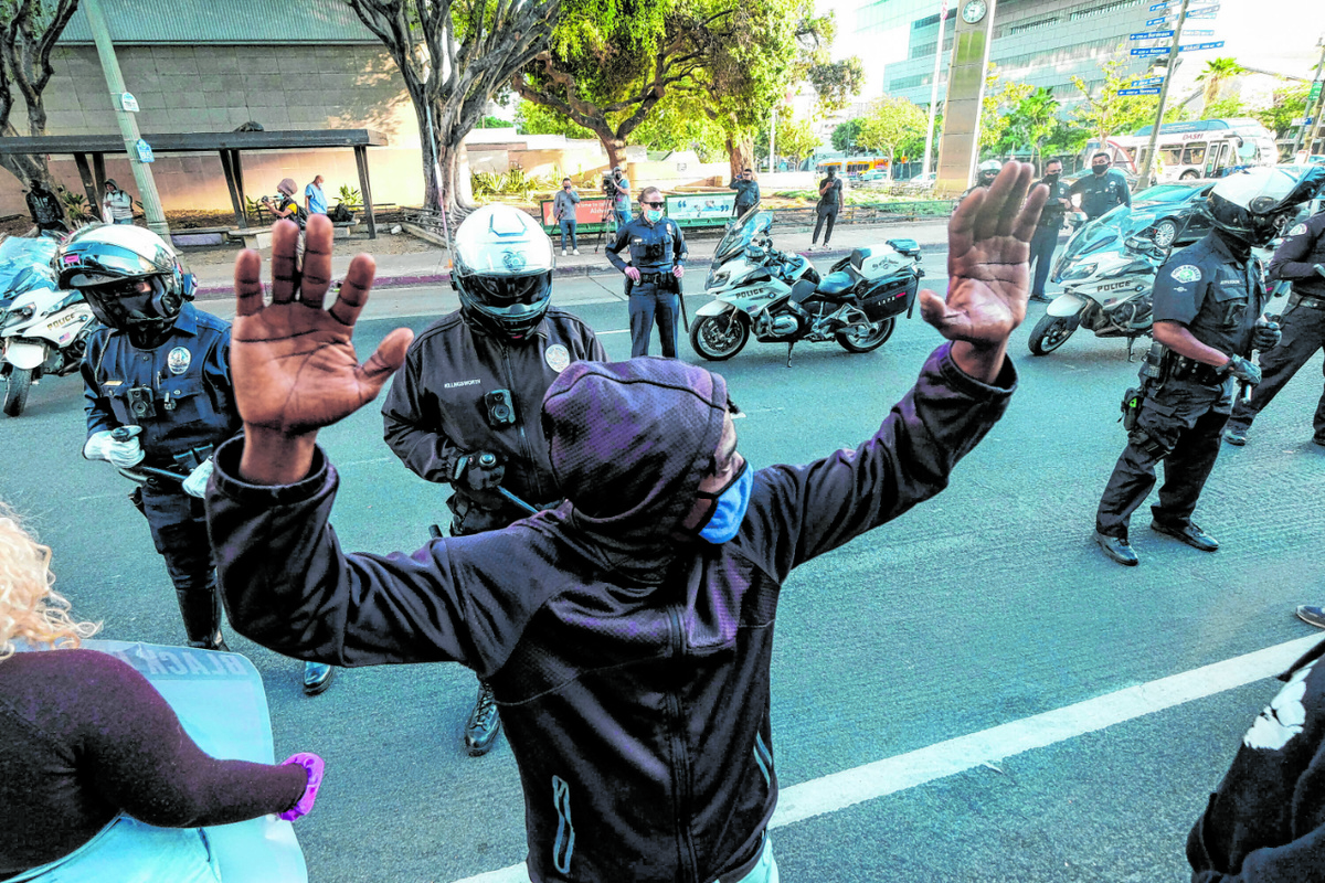 US-Polizisten bei der Kontrolle von „Black Lives Matter“-Aktivisten. (Foto: Imago/Zuma Wire)
