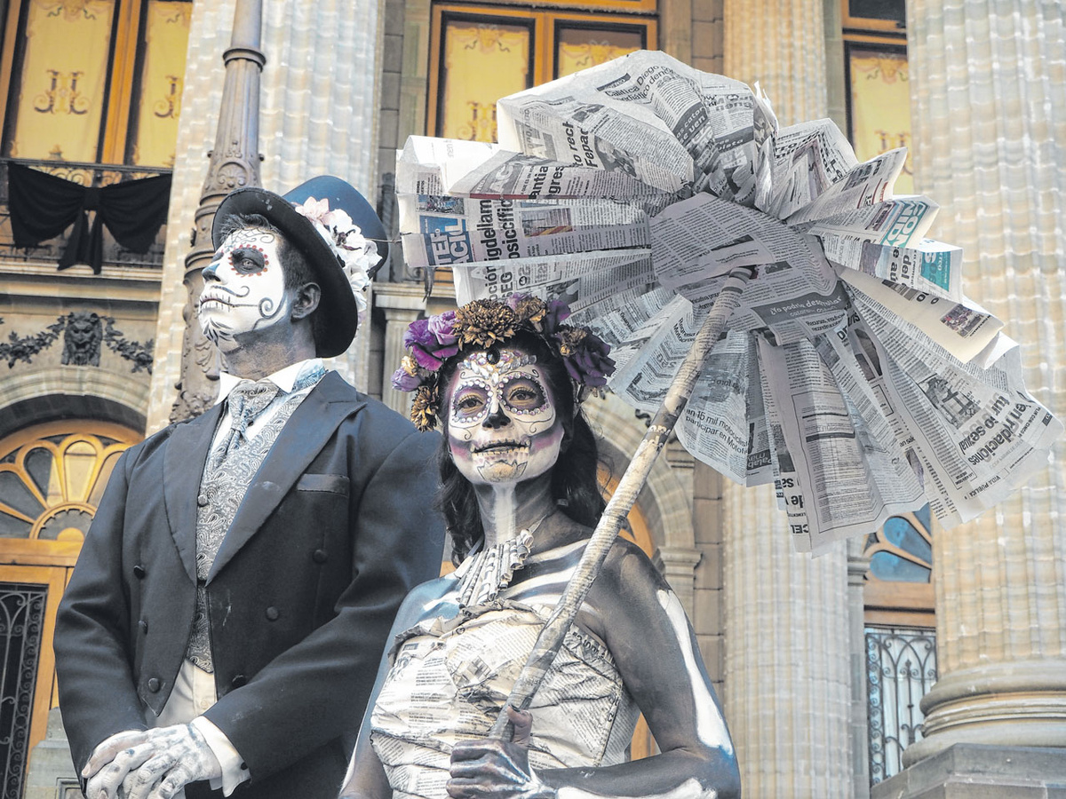 Den wohl größten Unterschied zwischen dem stillen Totengedenken in Europa und dem Tag der Toten in Mittelamerika symbolisiert dieses mexikanische Paar: Am „Día de  Muertos“ sind sie kunstvoll bemalt und als Skelette verkleidet – ihre Art, den Toten Respekt zu erweisen. (Foto: Boixaidós)