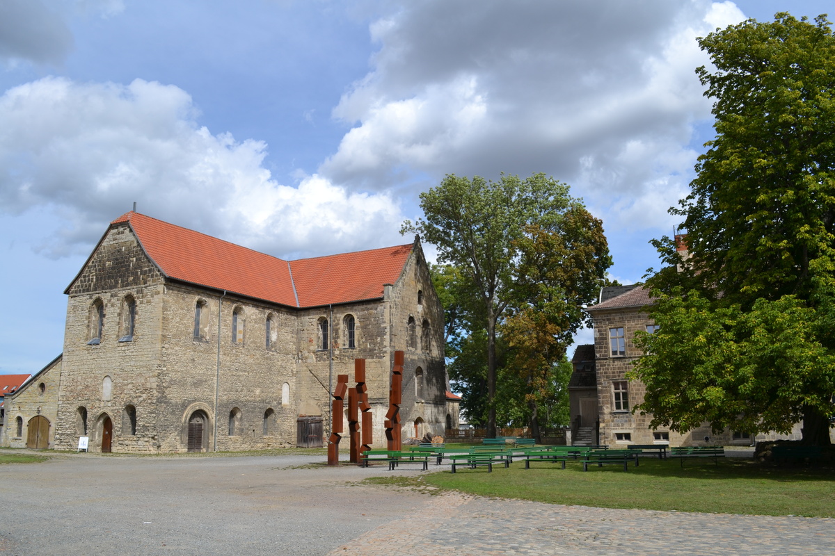 Die Heimat des Orgel-Projekts in Halberstadt: der ehemalige Klosterhof mit der Burchardi-Kirche und dem Cage-Haus hinter der Kastanie. (Foto: Traub)