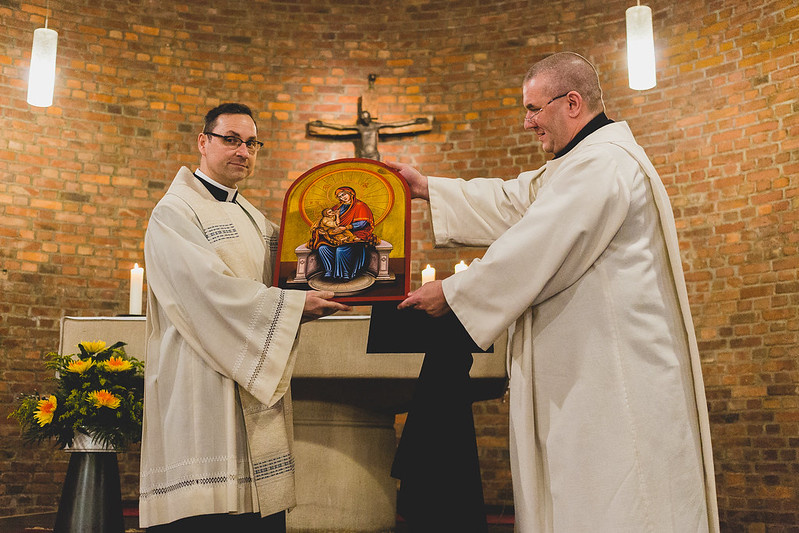 Pastoralreferent Werner Kleine überreicht die Ikone der „Madonna del Ghisallo“ an den Pfarrer von St. Ludger, Dirk Baumhof. (Foto: Christoph Schönbach)