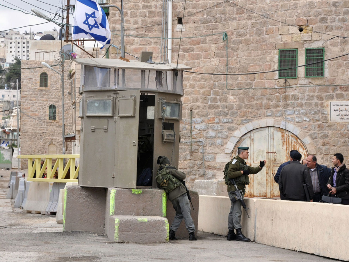 Ein israelischer Armeeposten in Hebron. Rund ein Fünftel der palästinensischen Stadt steht unter Kontrolle Israels. (Foto: KNA)