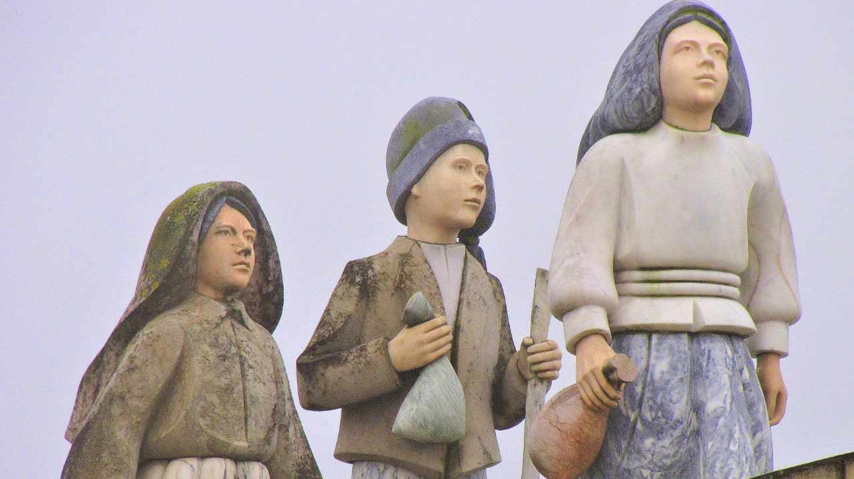 Die Seherkinder von Fátima sind an dem Marienwallfahrtsort auf einem Denkmal plastisch dargestellt. (Foto: Drouve)