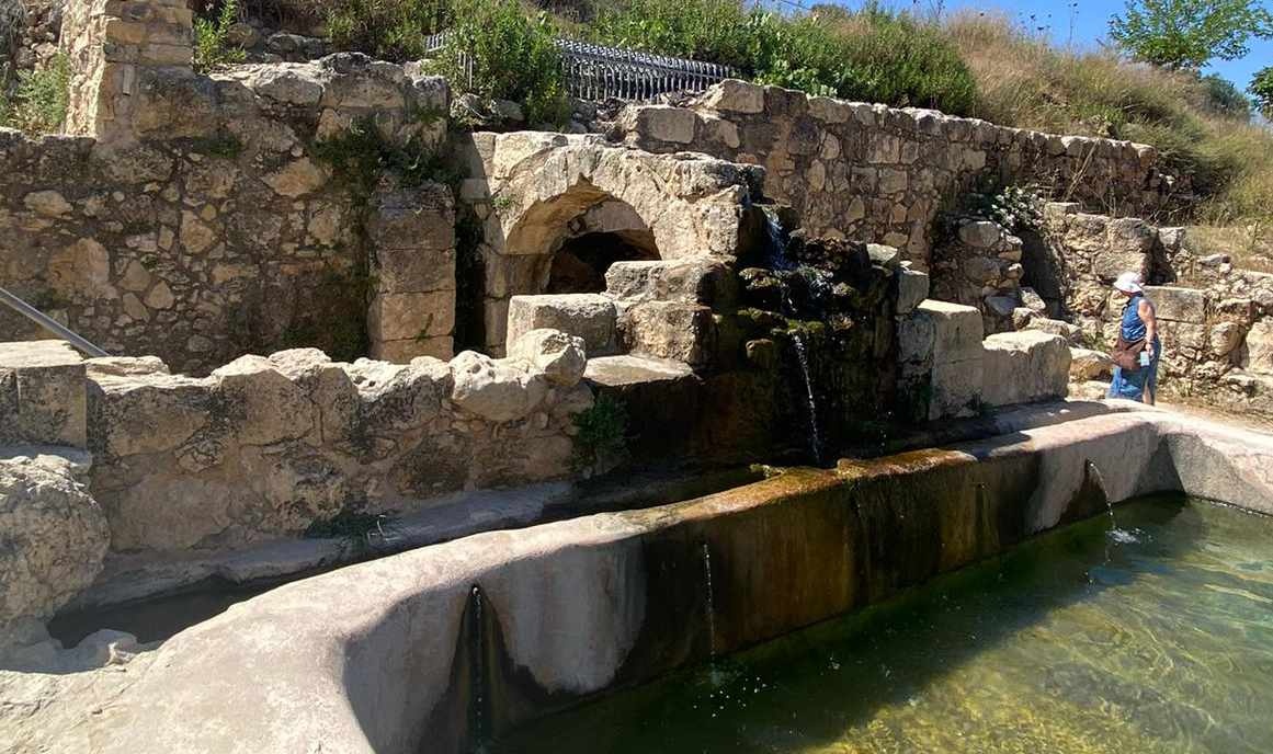 Das obere Becken von Ein Haniya wurde in den byzantinischen Kirchenkomplex einbezogen. Hier könnte der äthiopische Kämmerer von Diakon Philippus bei der Taufe untergetaucht worden sein. (Foto: Fleckenstein)