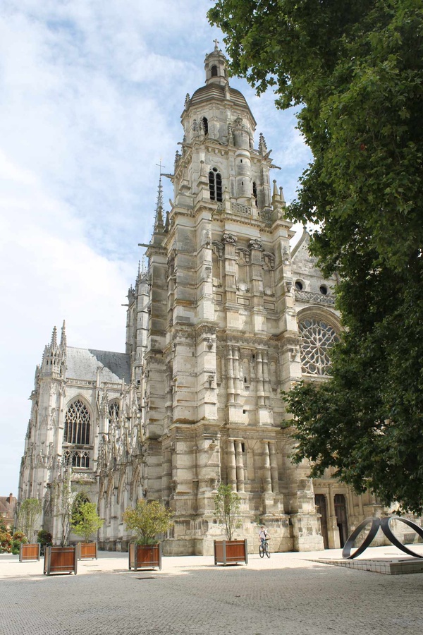 Die Kathedrale „Notre-Dame“ präsentiert sich im spätgotischen Stil. Im Inneren ziehen mehr als 70 bunte Glasfenster mit biblischen Szenen die Blicke auf  sich. (Foto: Thiede)