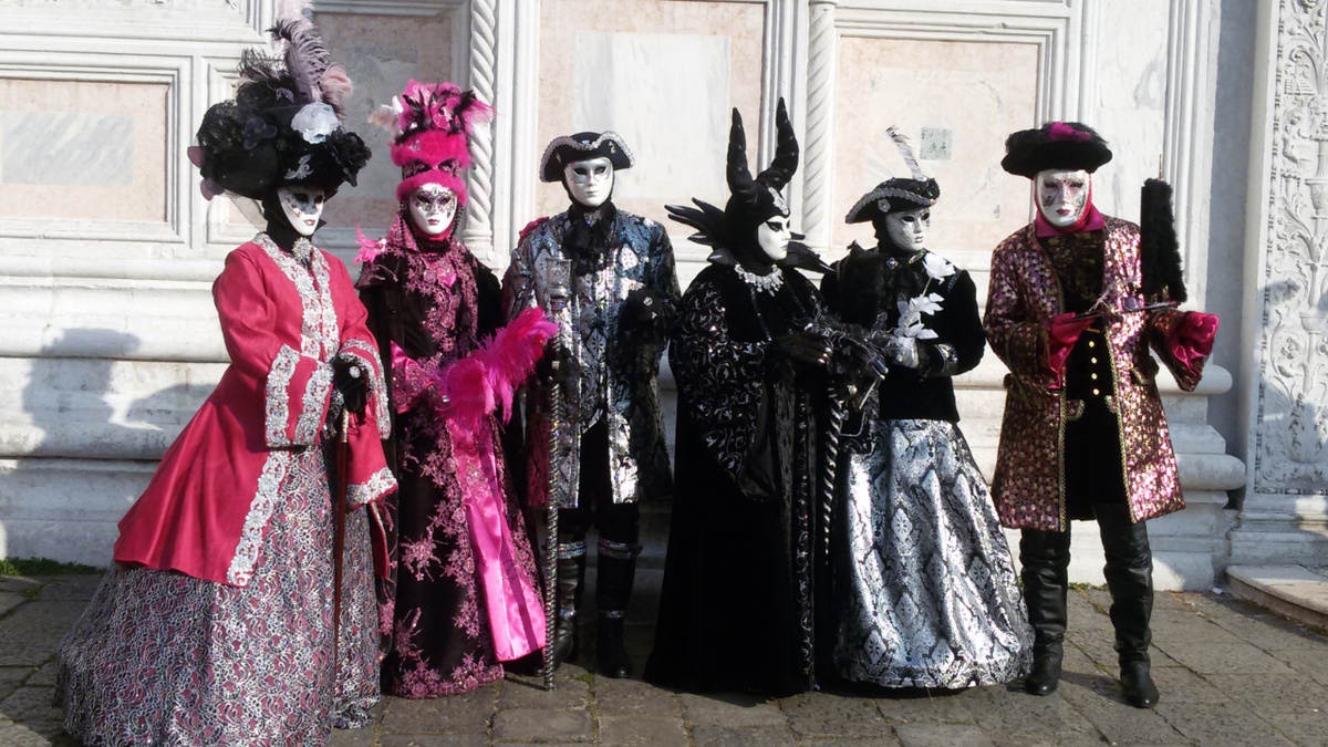 Der Karneval in Venedig spielt sich auf allen bekannten Plätzen ab: in den Höfen der Palazzi, in den Gassen und auf den Kanälen, wo verkleidete Menschen flanieren, feiern und sich vergnügen. (Foto: Krauß)