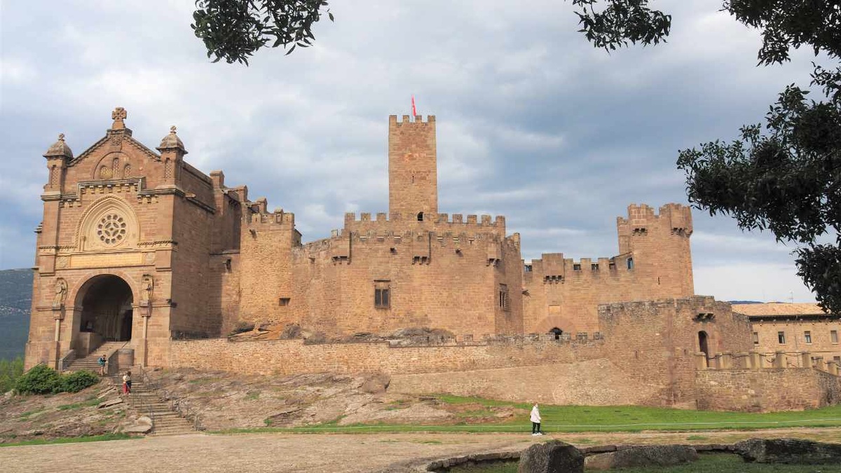 Die Burg von Javier ist nahtlos verbunden mit der links angesetzten Wallfahrtskirche. (Foto: Drouve)