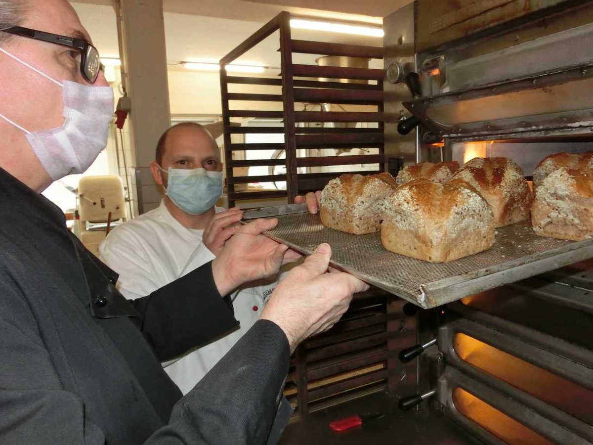 Um sicher zu sein, dass das Brot fertig gebacken ist, zieht Alexander Koch seinen Chef Ullrich Amthor (links) zu Rate. (Foto: Kleinhenz)