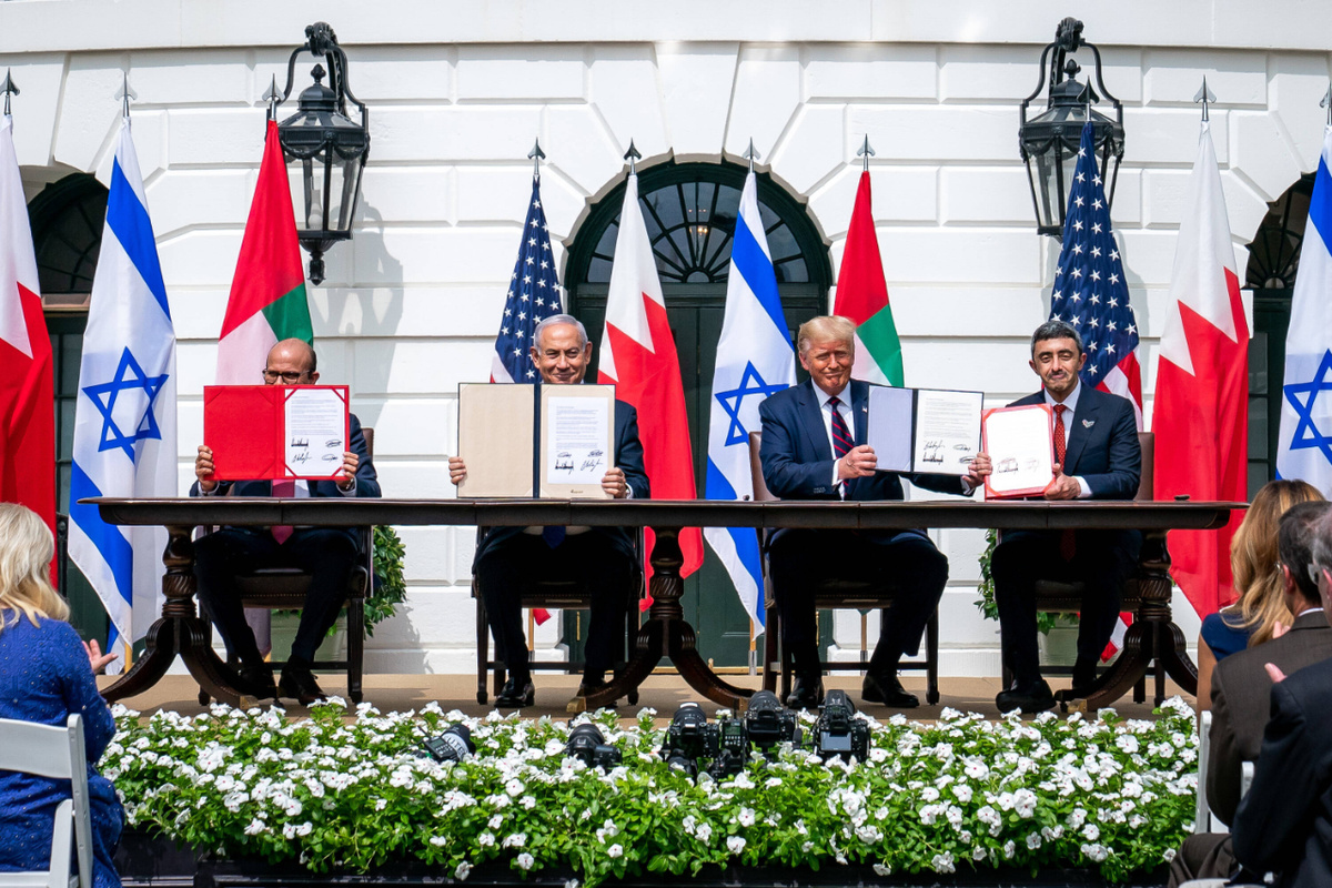 Zeigen die unterschriebenen Abkommen, die den diplomatischen Neuanfang symbolisieren: die Außenminister von Bahrain (links) und der Vereinigten Arabischen Emirate (rechts), Israels Ministerpräsident Benjamin Netanjahu (2. v. l.) und US-Präsident Donald Trump. (Foto: imago images/ZUMA Wire)