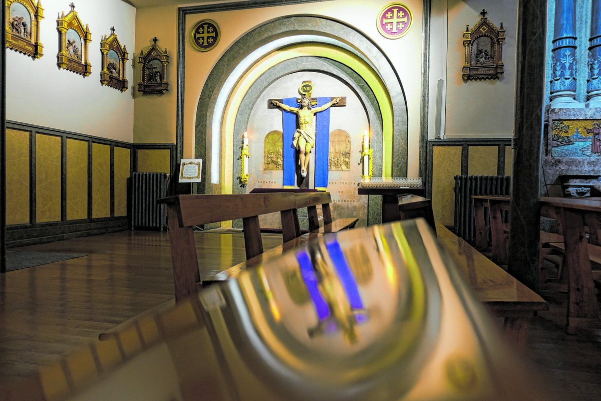 Manche Kirchen am Jakobsweg bieten Trostsuchenden noch Gelegenheit zum kurzen Gebet. In den meisten Gotteshäusern herrscht aber wie hier in San Lorenzo in Pamplona gähnende Leere. (Foto: Drouve)