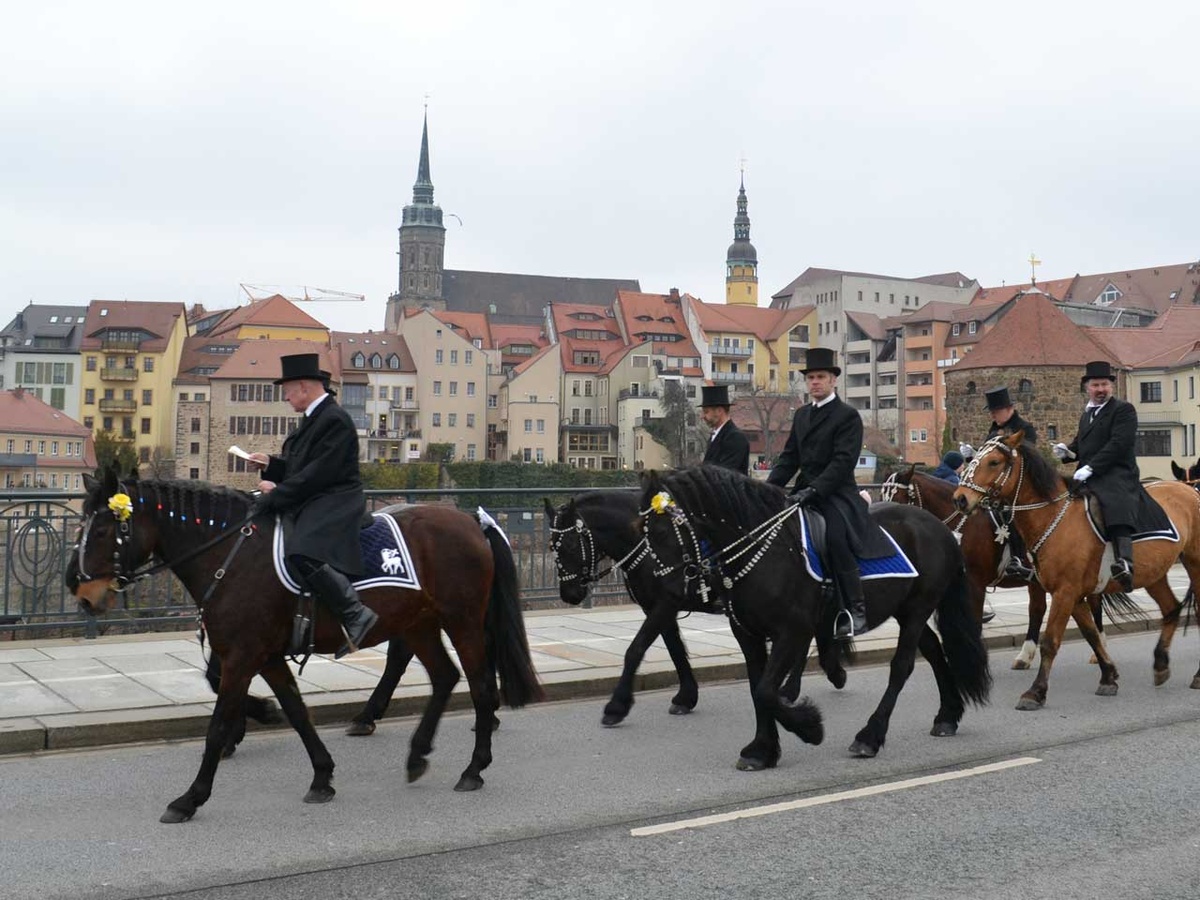 Singend und betend  ziehen sorbische Osterreiter an der Altstadt von Bautzen vorbei. (Foto: Traub)
