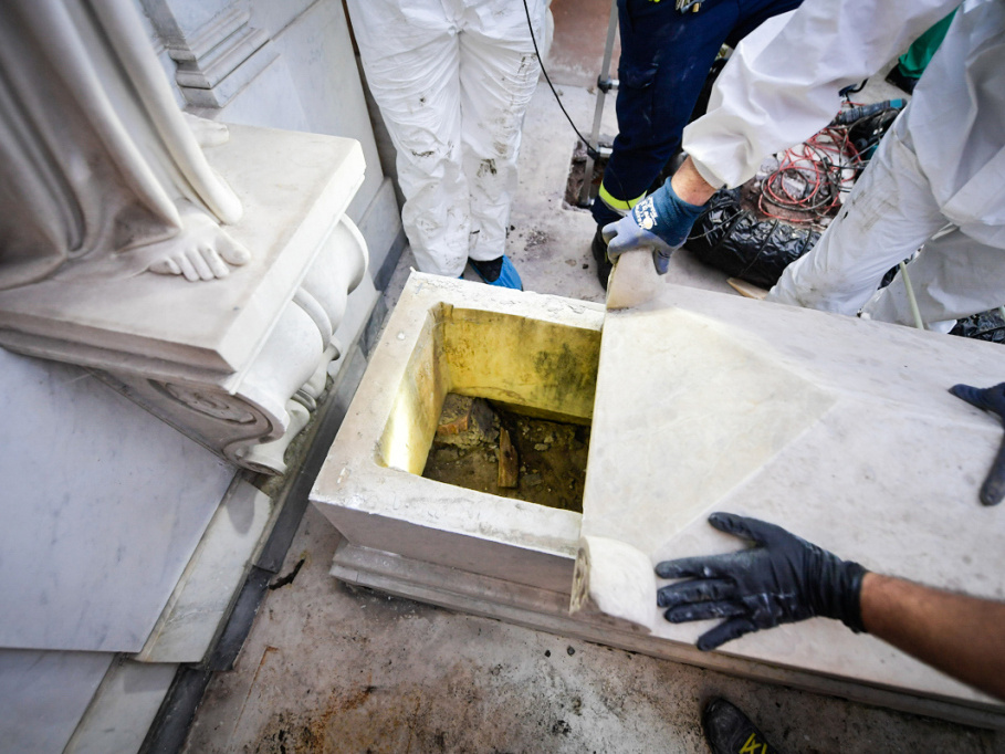 Experten schieben am 11. Juli 2019 auf dem Friedhof Campo Santo Teutonico im Vatikan eine Grabplatte beiseite und legen ein Grab frei. Sie sind auf der Suche nach den sterblichen Überresten von Emanuela Orlandi. (Foto: KNA)