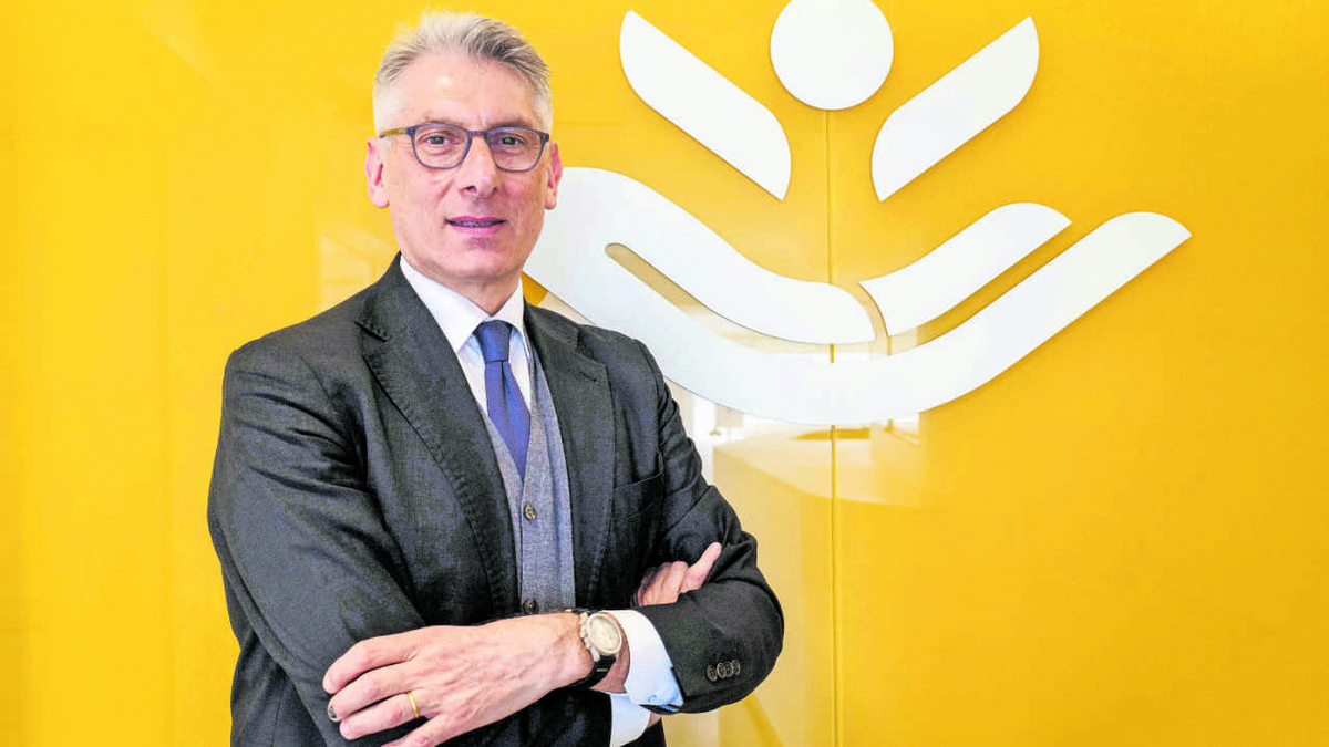 Vor dem Logo von „Bambino Gesu“: Betriebswirtschafts-Professor Tiziano Onesti leitet als neuer Präsident die international bekannte päpstliche Kinderklinik. (Foto: KNA)