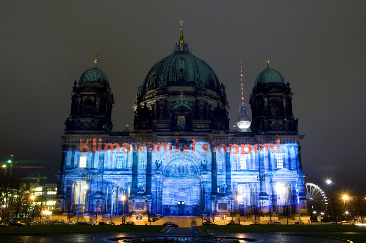 Kirche für Klimaschutz: Im November 2008 wurde der Berliner Dom mit einer Licht­installation symbolisch „unter Wasser gesetzt“, um vor den Folgen des Klimawandels zu warnen.  (Foto: KNA)