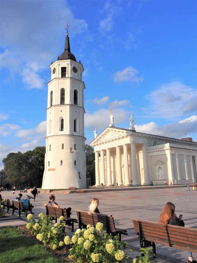 Die Kathedrale von Vilnius mit separat stehendem Turm. (Foto: Drouve)