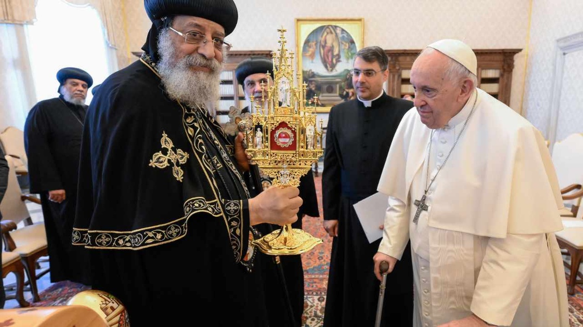 Kopten-Papst Tawadros II. beschenkte Papst Franziskus bei seinem Besuch im Vatikan mit Reliquien der Märtyrer von Sirte. (Foto: KNA)