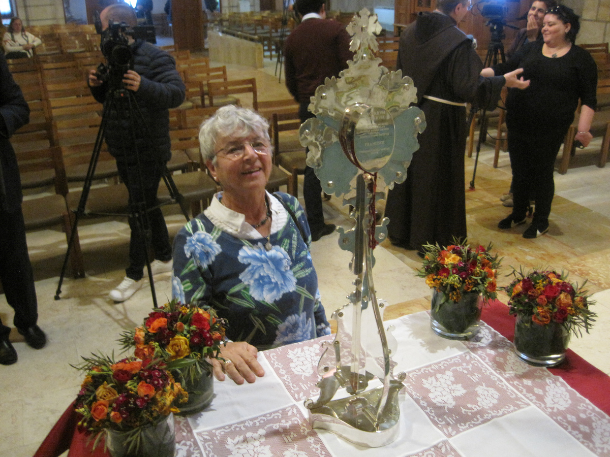 Louisa Fleckenstein, der Frau unseres Korrespondenten, kommen Freudentränen bei der Verehrung der Krippen-Reliquie. Für sie war es wie Weihnachten. (Foto: Fleckenstein)
