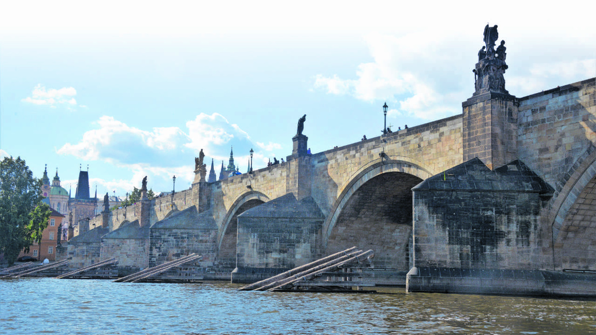 Die nach dem Kaiser benannte Karlsbrücke verbindet die Prager Alt- mit der Neustadt. (Foto: Hammerl)