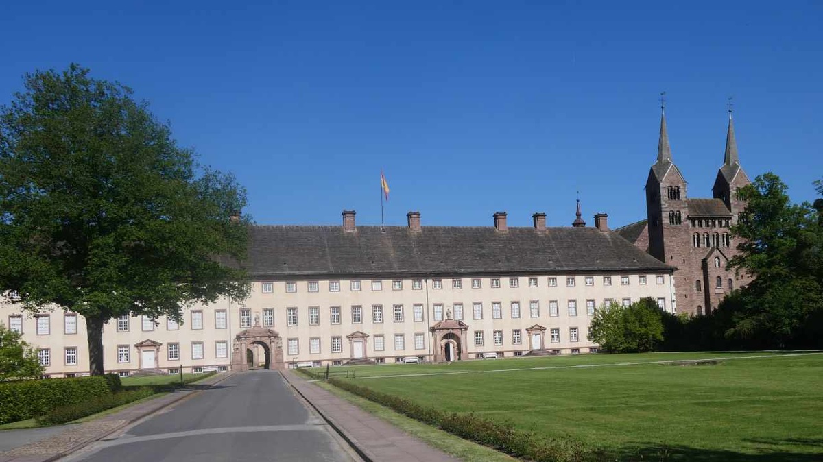 Schloss Corvey gehört seit 2014 zum Weltkulturerbe der Unesco. Am rechten Rand der Anlage: das bedeutende karolingische Westwerk (873 bis 885). (Foto: Schenk)