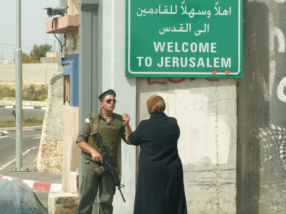 Am Checkpoint zu Jerusalem prallen Welten aufeinander.