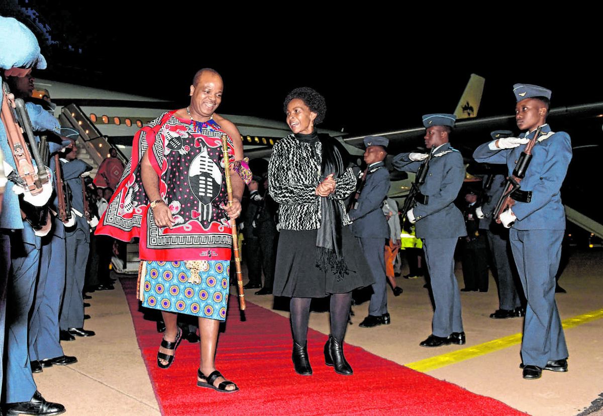 Eswatinis absolutistischer Monarch Mswati III. schreitet  beim Besuch in Südafrika eine militärische Ehrenformation ab. (Foto: Südafrikanische Bischofskonferenz, GCIS/GovernmentZA)