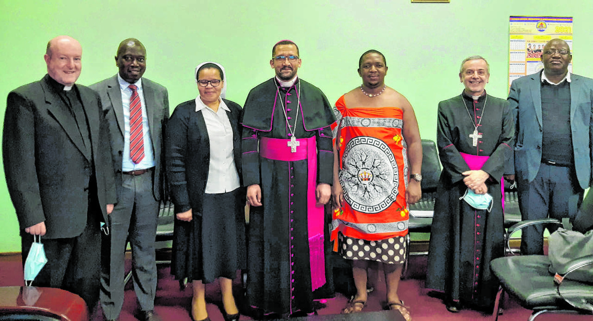 Beim Besuch im früheren Swasiland: der Vorsitzende der Süd- afrikanischen Bischofskonferenz, Sithembele Sipuka (Mitte) neben Premierminister Cleopas Dlamini (in traditioneller Kleidung). (Foto: Südafrikanische Bischofskonferenz, GCIS/GovernmentZA)