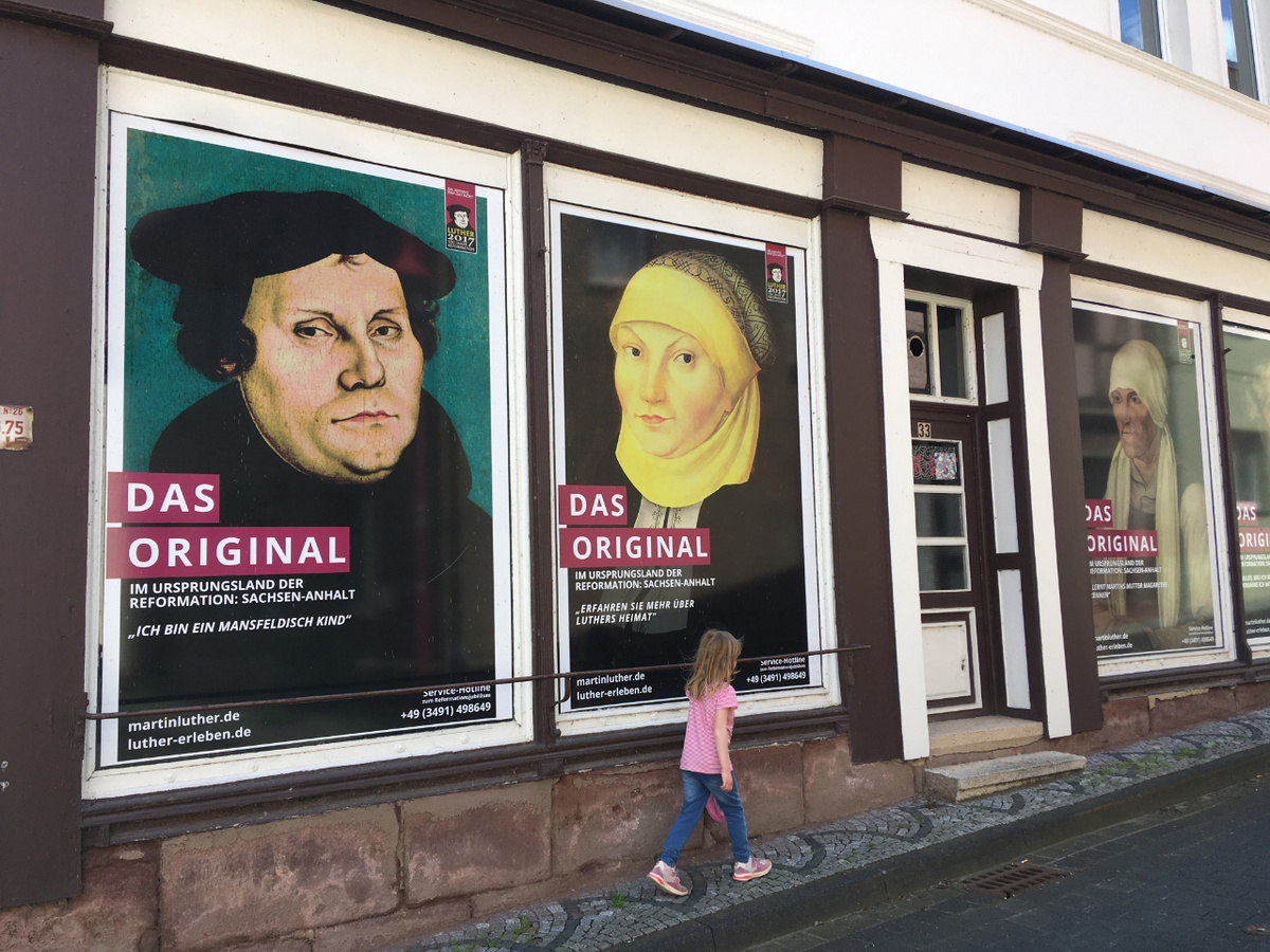 Plakate in der Mansfelder Lutherstraße erinnern an das Reformationsjubiläum. (Foto: Fels)