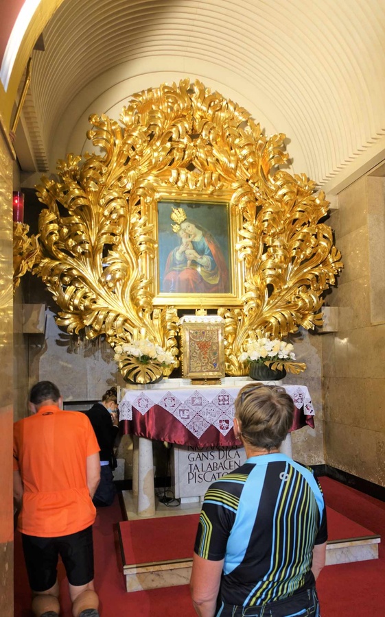 Auf Knien umrunden die Gläubigen das Gnadenbild der Muttergottes in der Maria-Hilf- Basilika   von Brezje. Das Fest Maria Hilfe der Christen begeht die Kirche am 24. Mai. (Foto: Drouve)