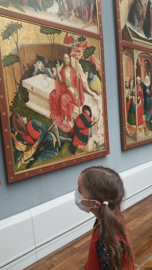 Fasziniert bestaunt die siebenjährige Lorenza die Werke der alten Meister. Die Grundschülerin muss wie die Erwachsenen eine Maske tragen. (Foto: Thiede)