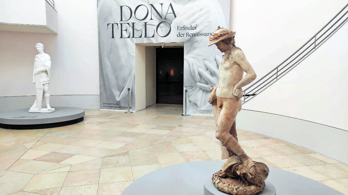 Donatellos wohl bekannteste Skulptur, der David (mit dem abgeschlagenen Kopf des Goliath zu seinen Füßen), begrüßt die Besucher zur Sonderschau. Im Hintergrund: der heilige Georg. (Foto: Thiede)