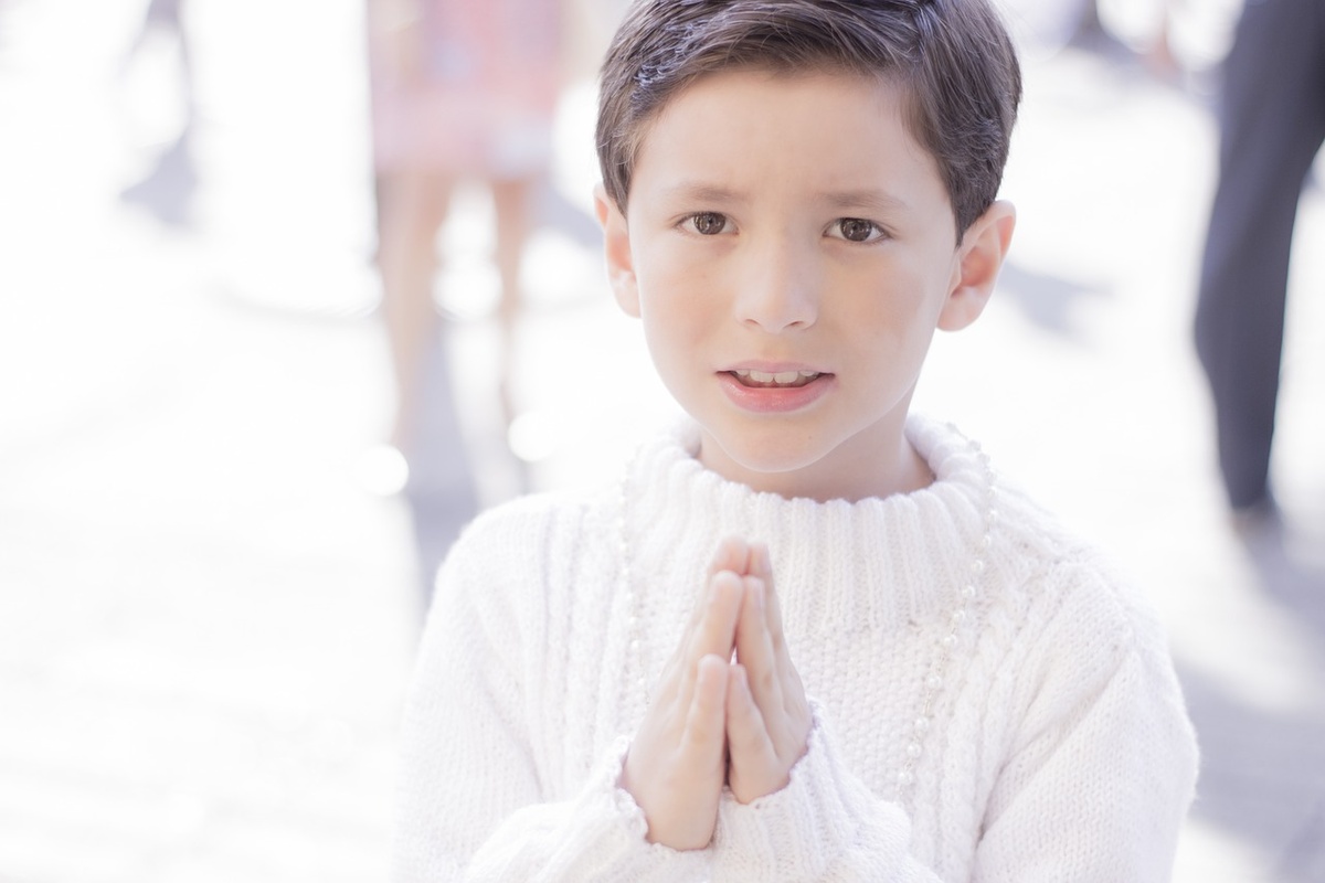 Ein Kind faltet die Hände zum Gebet. (Foto: gem)