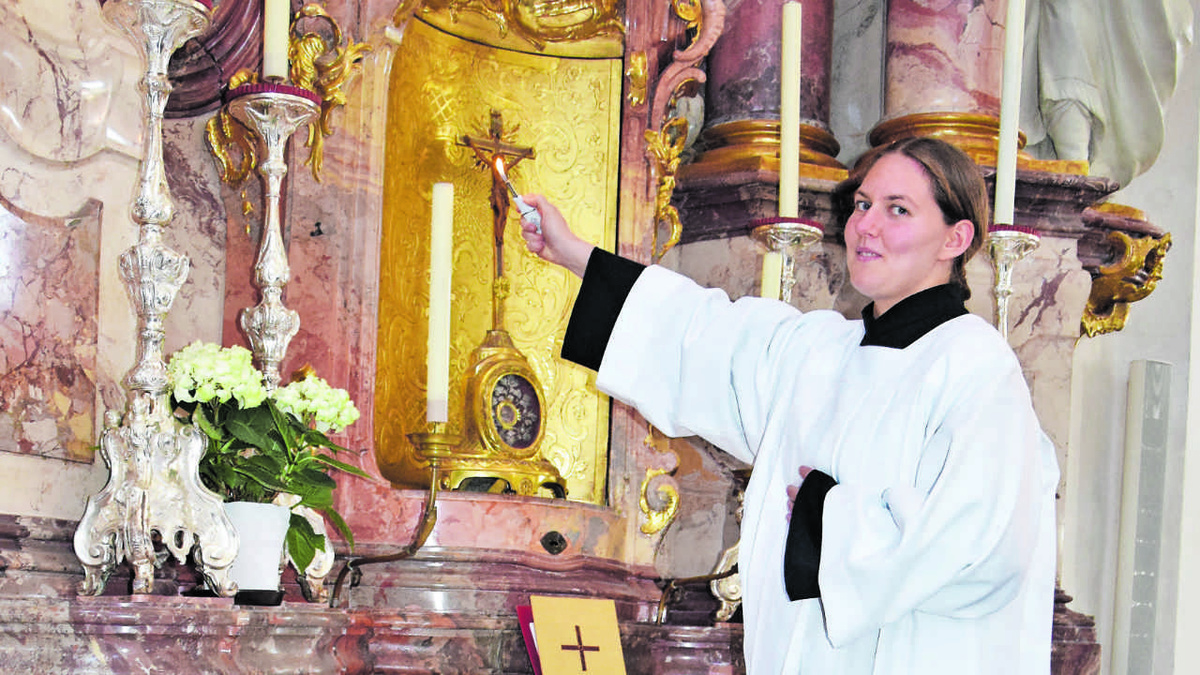 Antonia Gut entzündet die Kerzen am Altar. Der Funke für den Berufswunsch Mesner sprang bei ihr früh über.  (Foto: pdk/Verspohl-Nitsche)