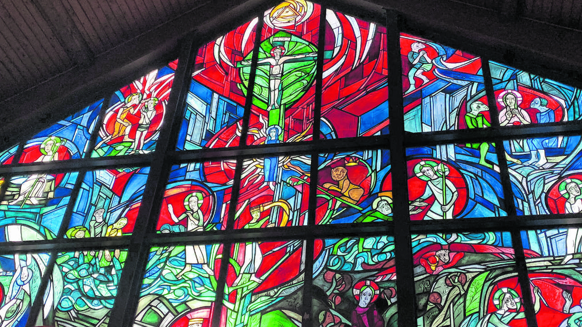 Die Glasfenster von Erich Schickling in der Kirche Sankt Ulrich zeigen Szenen aus dem Stammbaum Jesu und sein Leben und Wirken. (Foto: Widmann)